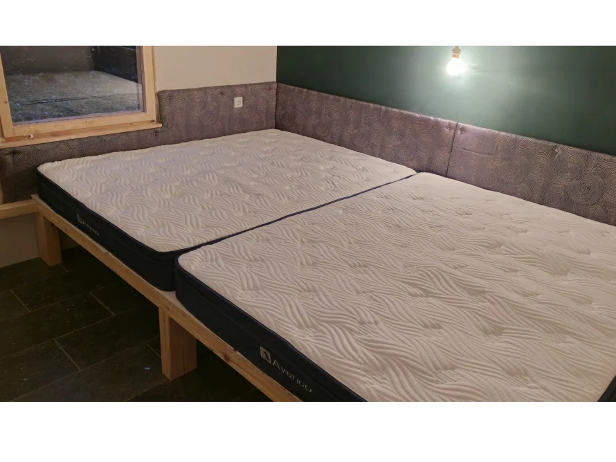 Doppelbett mit zwei Matratzen