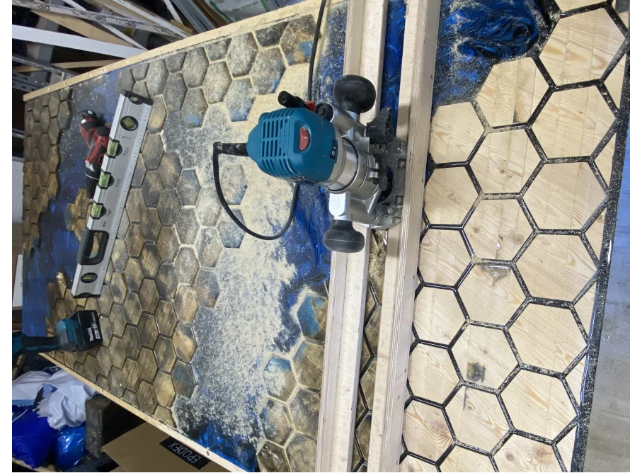 Holzplatte mit sechseckigem Muster und Oberfräse