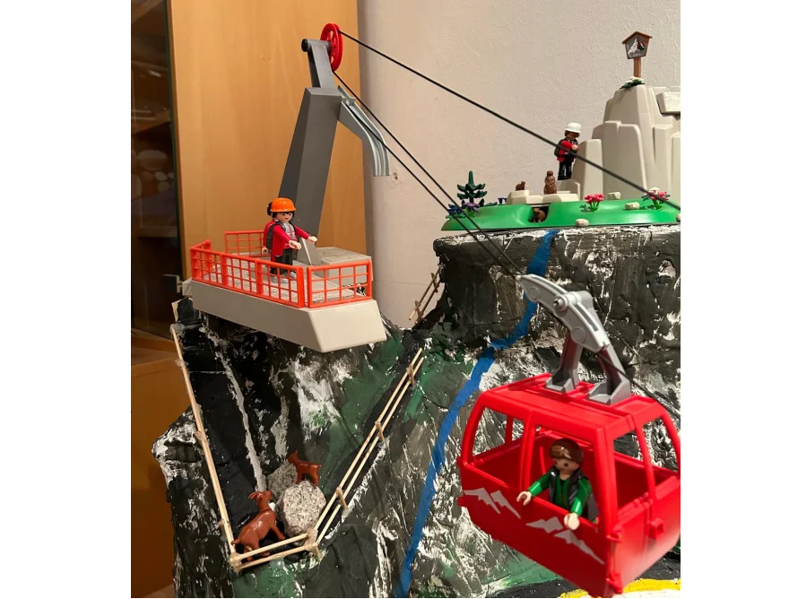 Spielzeug-Seilbahn an einem Bergmodell