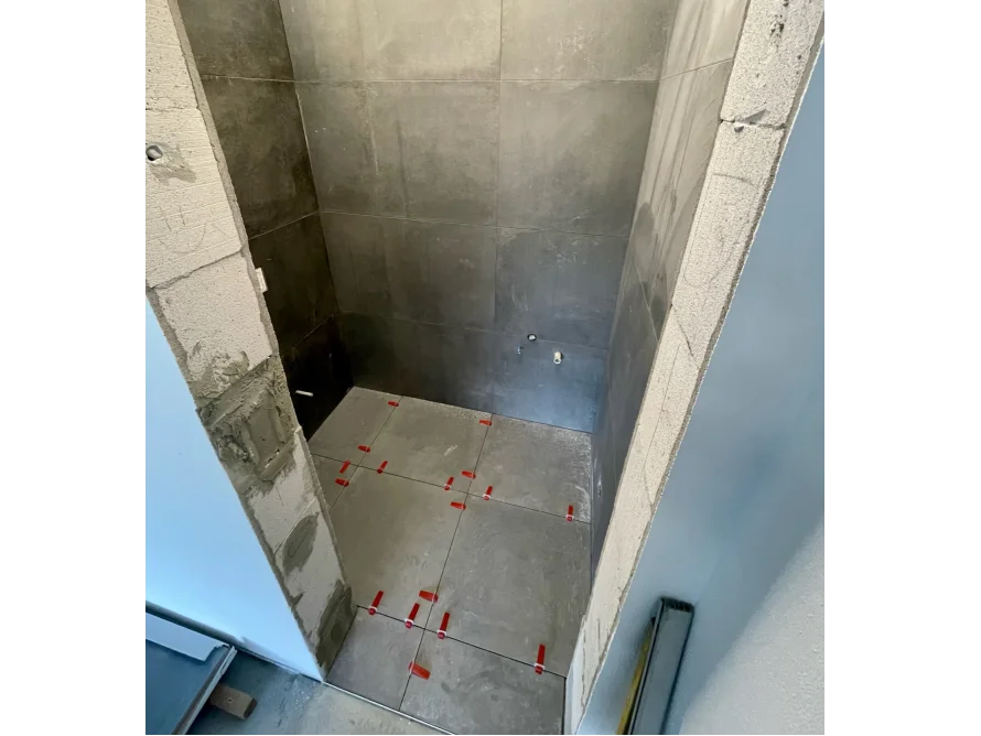 Duschkabine mit grauen Fliesen