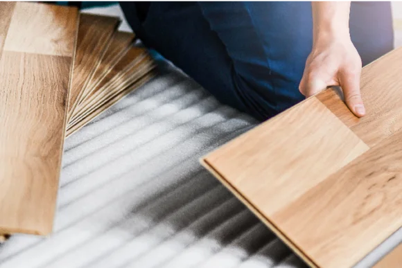 Person verlegt Laminatboden