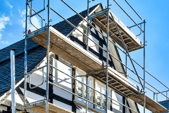 Ein Gerüst steht an einem Fachwerkhaus.