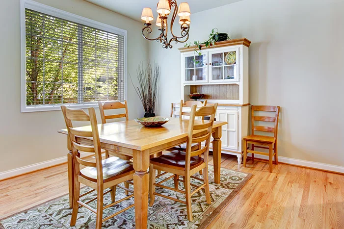 Esszimmer mit Holzmöbeln