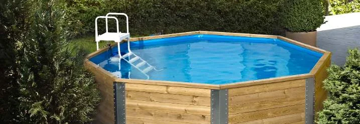 Achteckiger Holzpool mit blauer Innenfolie