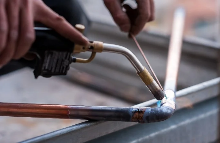 Kupferrohr wird mit Lötbrenner gelötet
