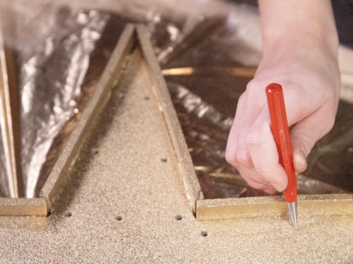 Hand verwendet Ahle auf Holz