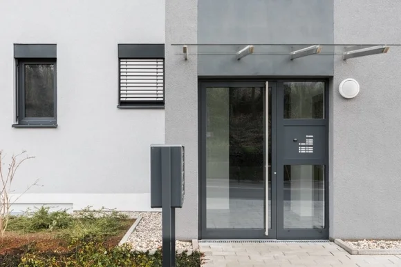 Eingangsbereich eines modernen Gebäudes