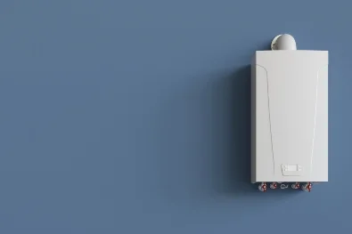 Weißer Gasheiztherme an blauer Wand