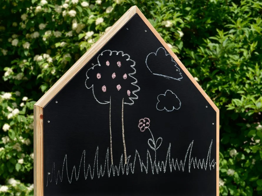 Schwarze Tafel mit Kinderzeichnung