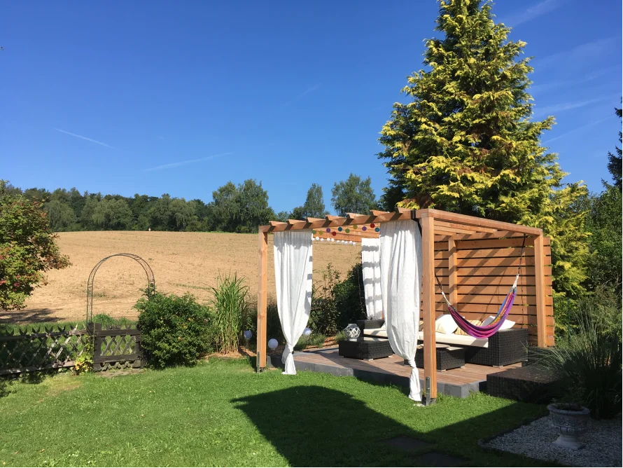 Überdachte Sitzecke im Garten