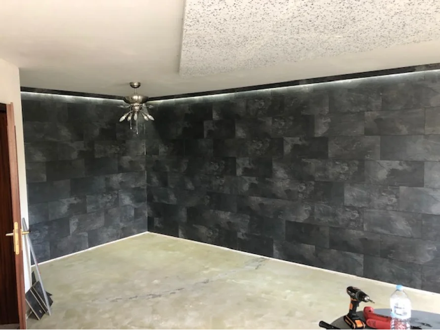 Leerer Raum mit schwarzen Fliesen