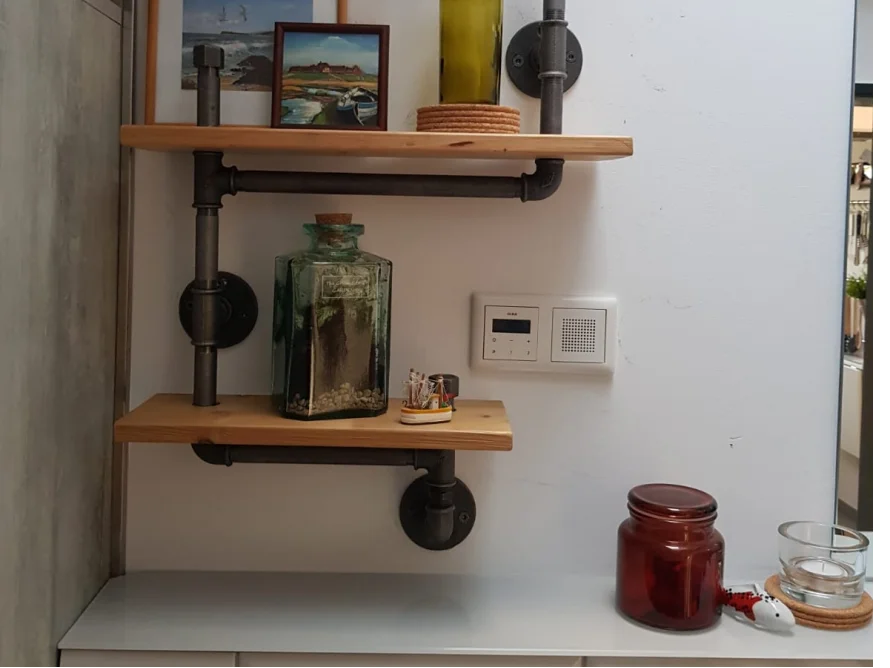 Zwei Wandregale aus Holz und Metallrohren