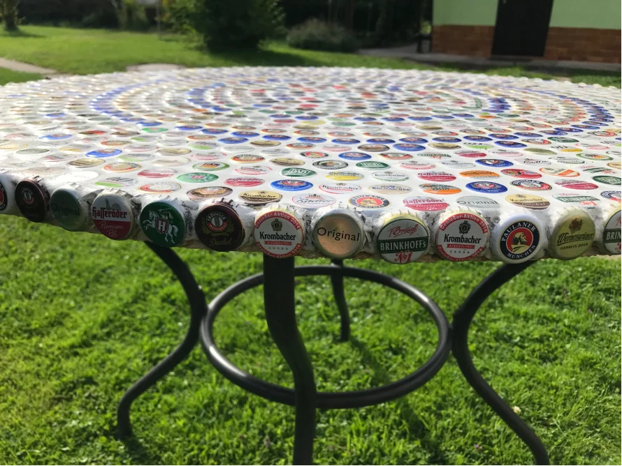 Tisch mit Mosaikplatte aus Kronkorken