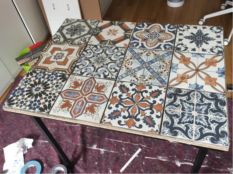 Tischplatte mit bunten Fliesenmuster
