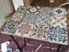 Tischplatte mit bunten Fliesenmuster