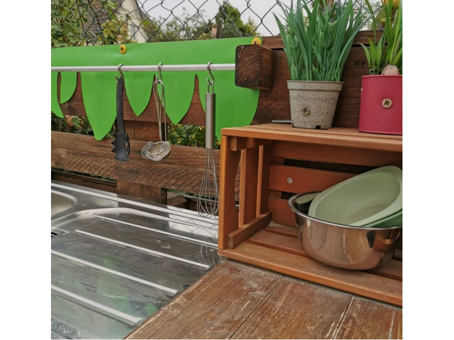 Spielküche aus Holz mit Utensilien