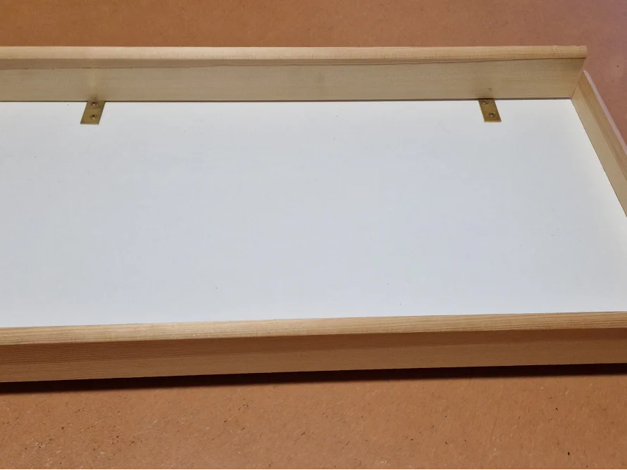 Holzrahmen mit Metallhalterungen