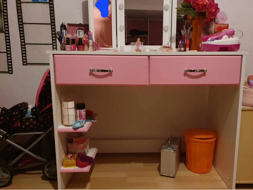 Weißer Schminktisch mit pinken Schubladen