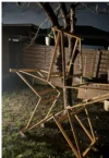 Großes Holzgerüst in Form eines Sterns