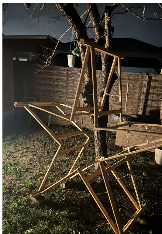 Großes Holzgerüst in Form eines Sterns