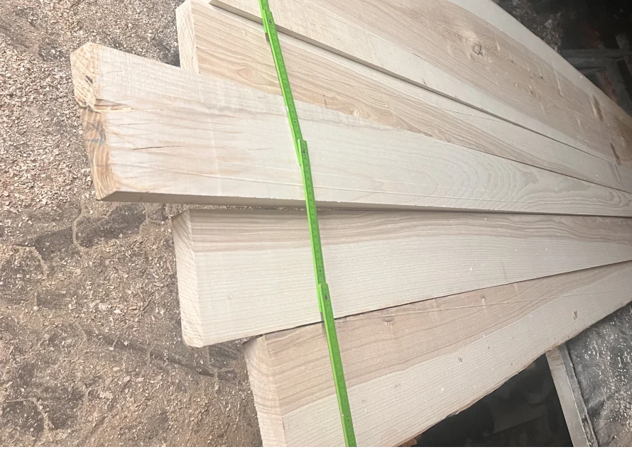 Holzbalken mit Zollstock