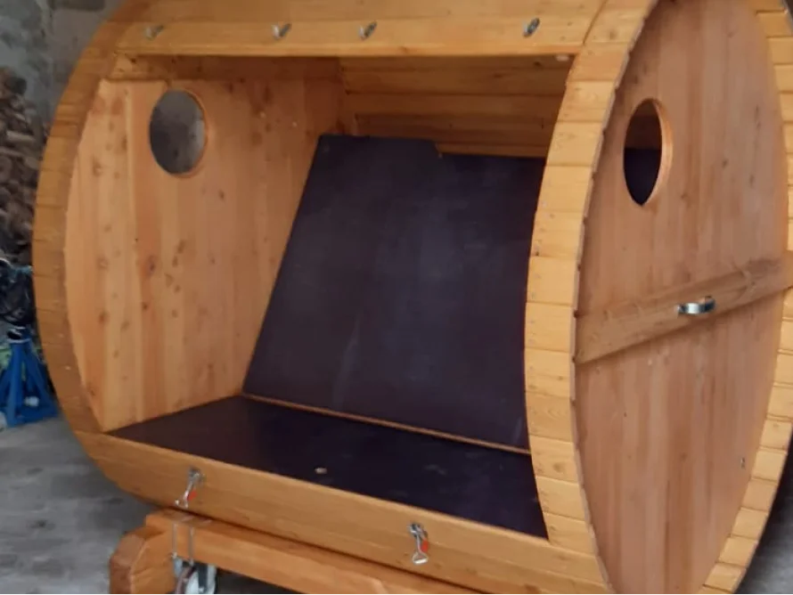 Gartenhaus aus Holz in Form eines Fasses