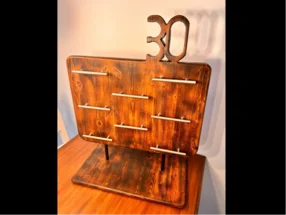 Hölzerner Halter mit Metallgriffen