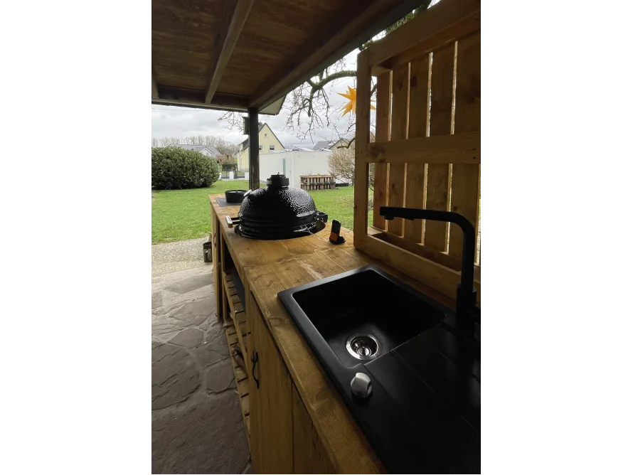Außenküche mit Grill und Spüle