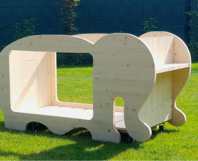 Holzrahmen eines Spielhauses in Elefantenform