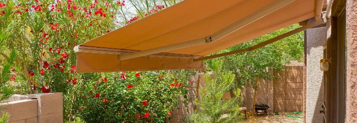 Markise über einem gepflasterten Innenhof