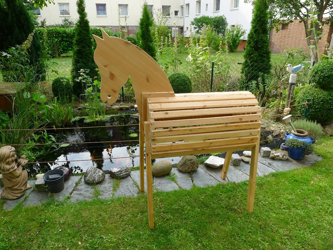 Holzgestell in Form eines Pferdes