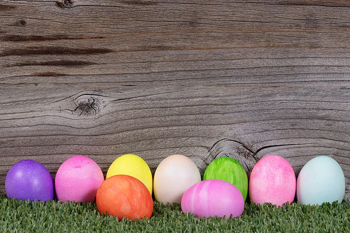 Bunte Ostereier im Gras