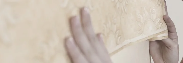 Person bringt Bordüre an