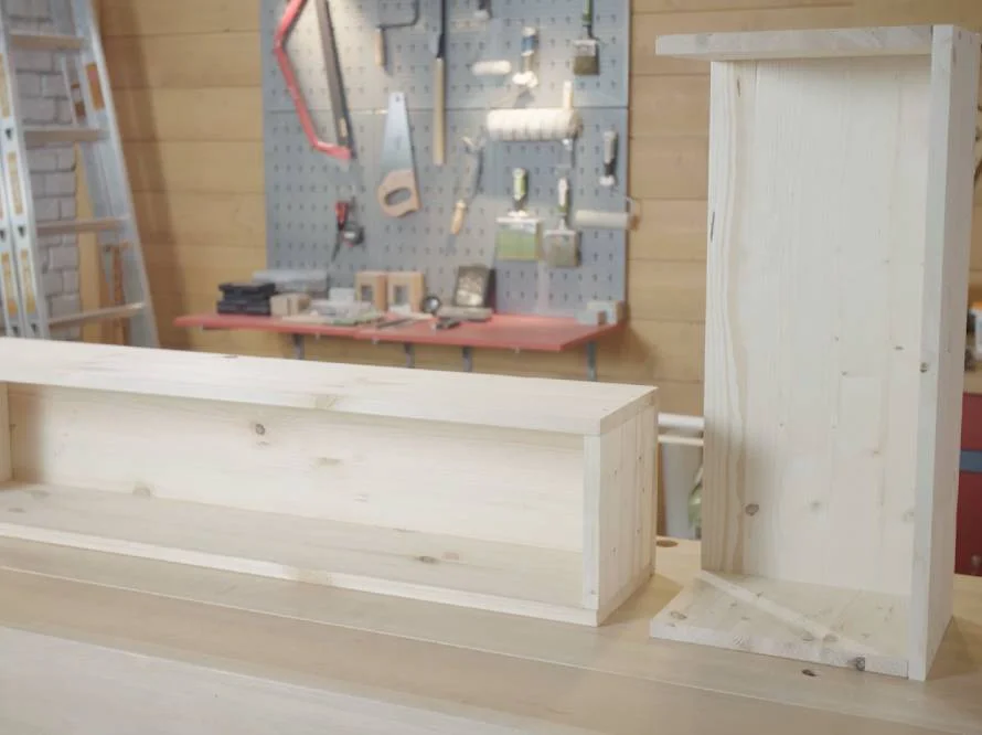 Zwei Teile eines hölzernen Möbelstücks