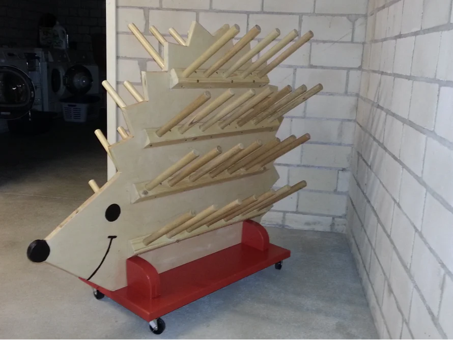 Holzregal in Igelform