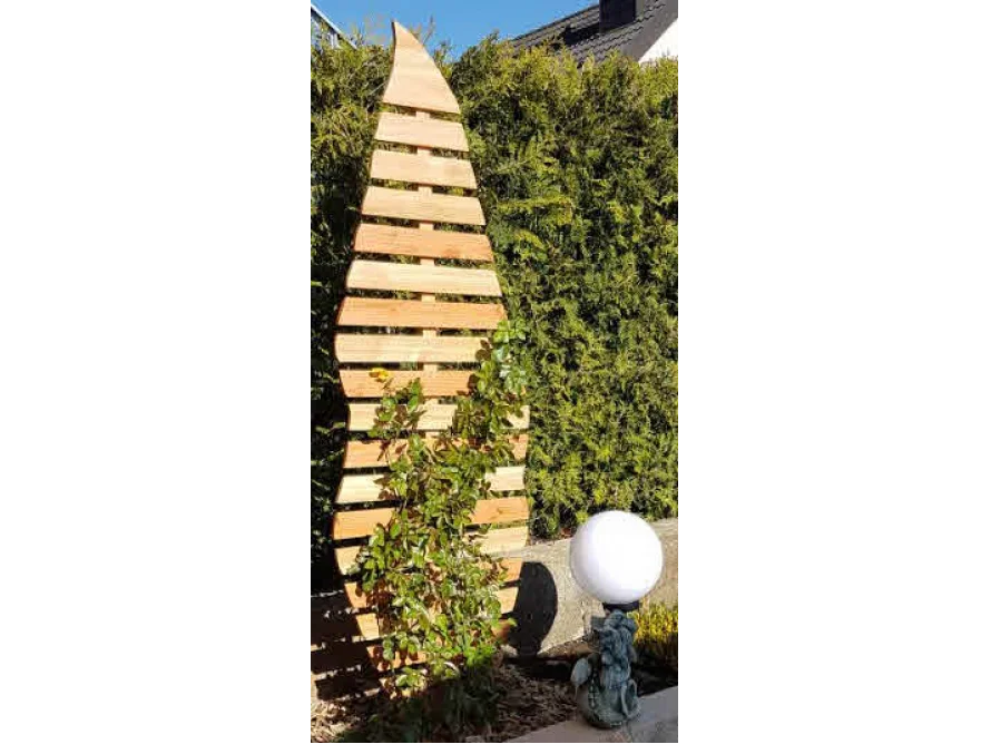 Holzrankgitter in Blattform