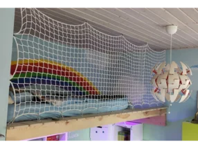 Hochbett mit Sicherheitsnetz