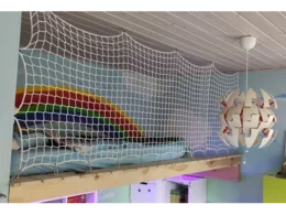 Hochbett mit Sicherheitsnetz