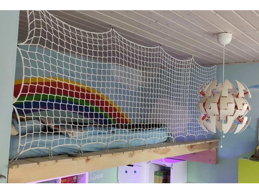 Hochbett mit Sicherheitsnetz