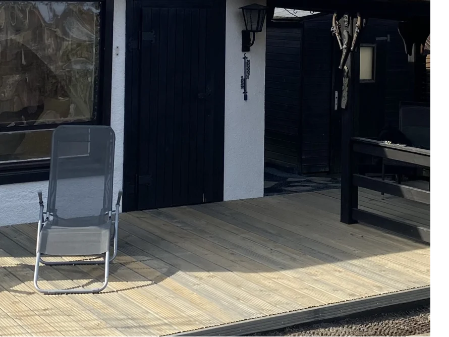 Holzterrasse mit Liegestuhl