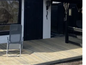 Holzterrasse mit Liegestuhl