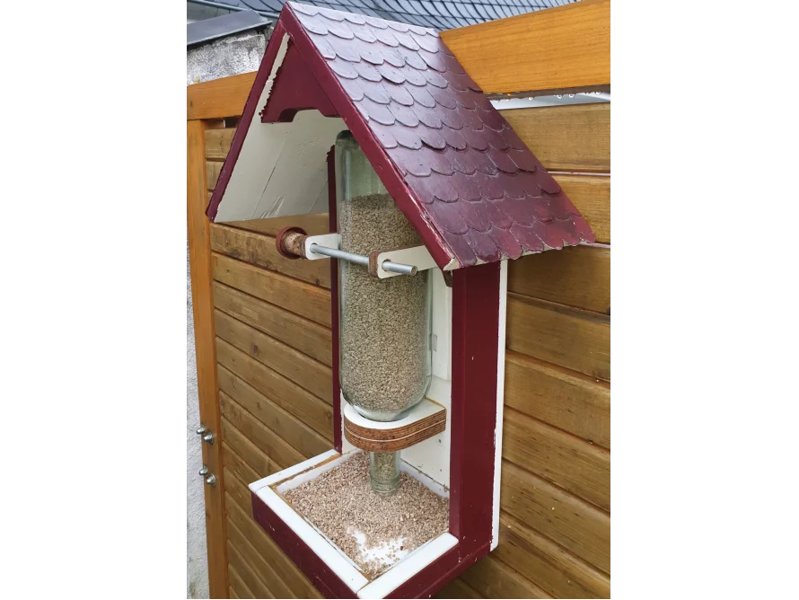 Vogelfutterhaus aus Holz und Glas