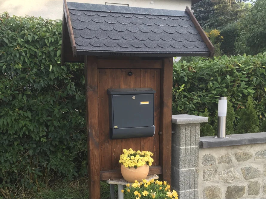 Holzkonstruktion mit Briefkasten
