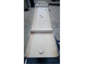 Spielbrett aus Holz mit drei Spielsteinen