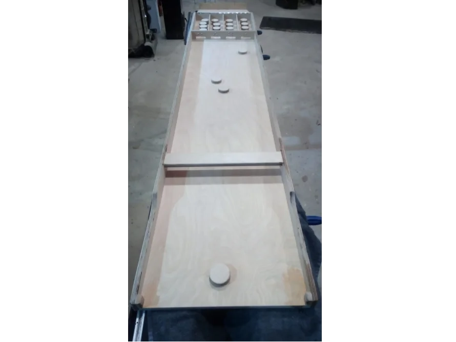 Spielbrett aus Holz mit drei Spielsteinen