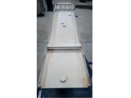 Spielbrett aus Holz mit drei Spielsteinen