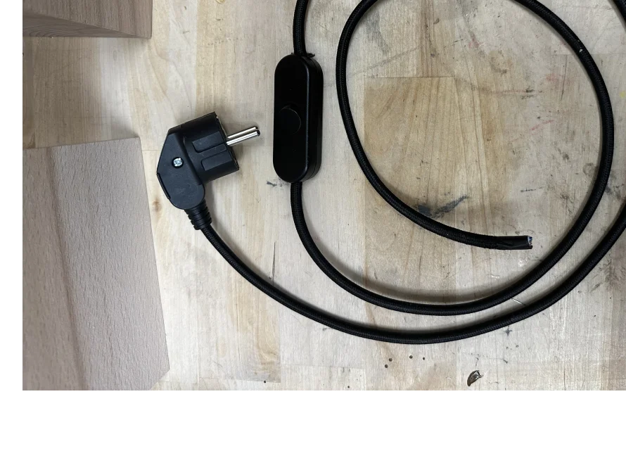 Schwarzes Kabel mit Stecker und Schalter