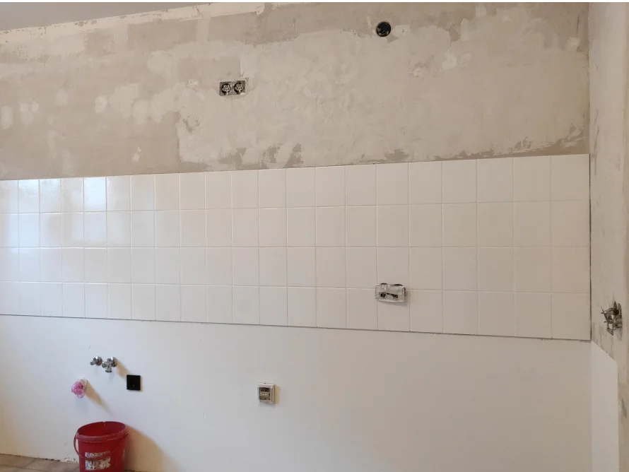 Verflieste Wand in einem Badezimmer während der Renovierung