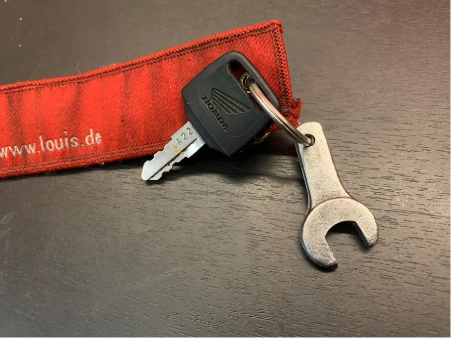 Fahrzeugschlüssel mit Schraubenschlüsselanhänger