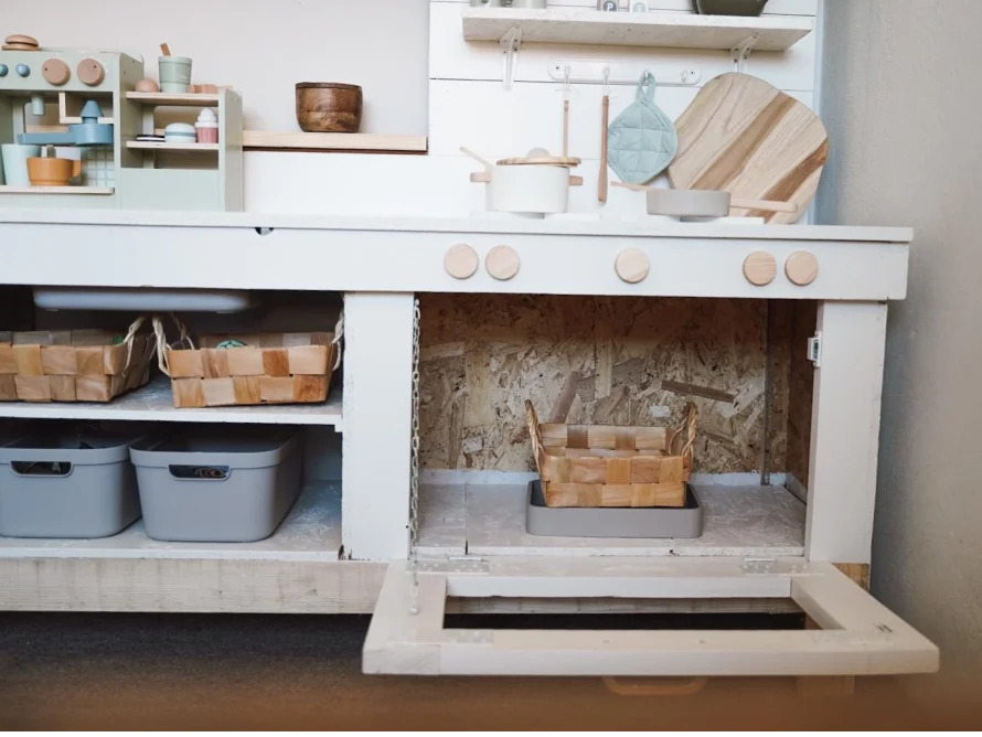 Eine selbstgebaute Spielküche aus Holz für Kinder.